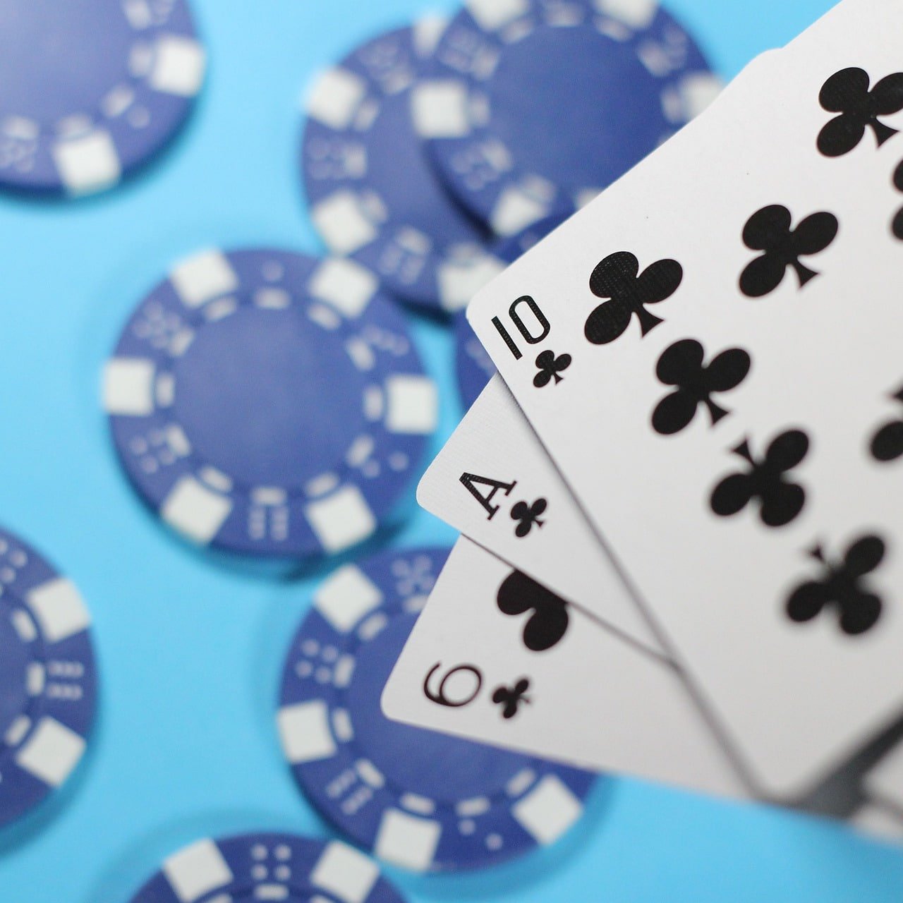 Papan permainan Domino QQ di trisula88 dengan kartu domino dan meja dealer